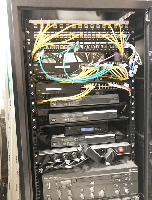 Baie de brassage réseau installée par un technicien iTEC