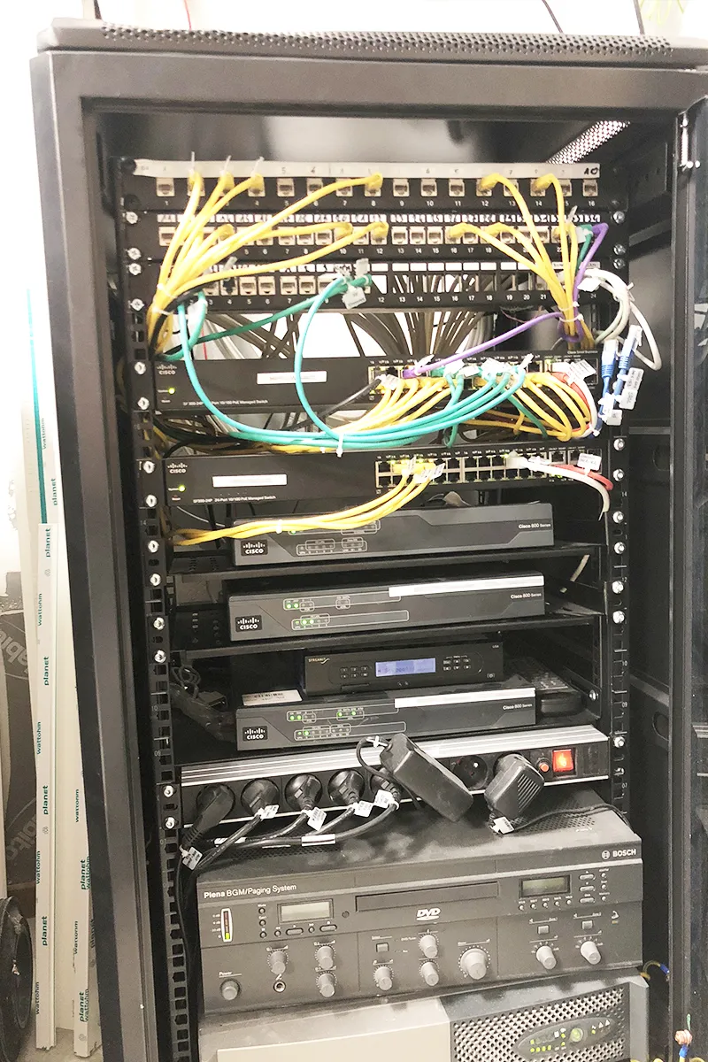 Baie de brassage réseau installée par un technicien iTEC
