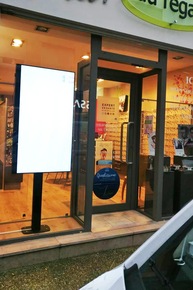 Totem d’affichage dynamique installé en vitrine
