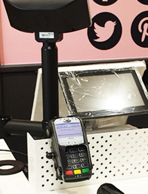 Installation monétique : terminal de paiement et écran caisse