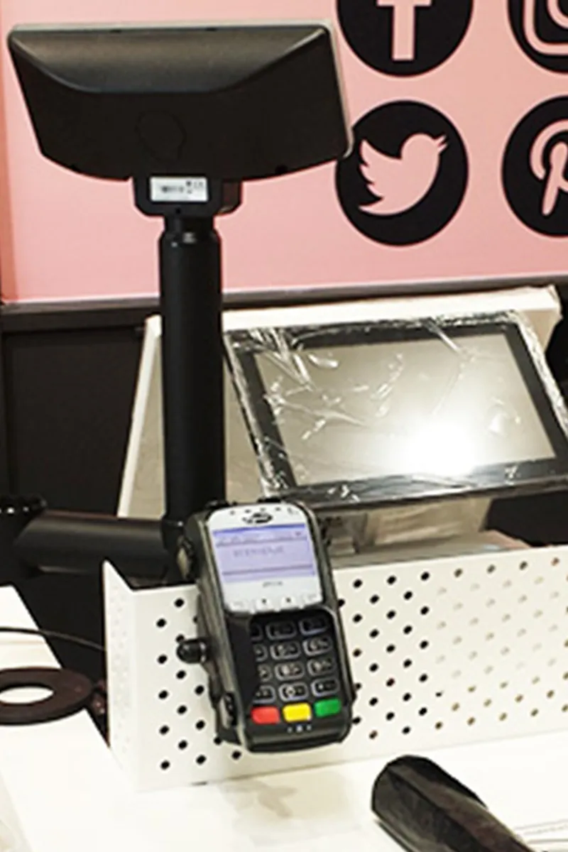 Installation monétique : terminal de paiement et écran caisse