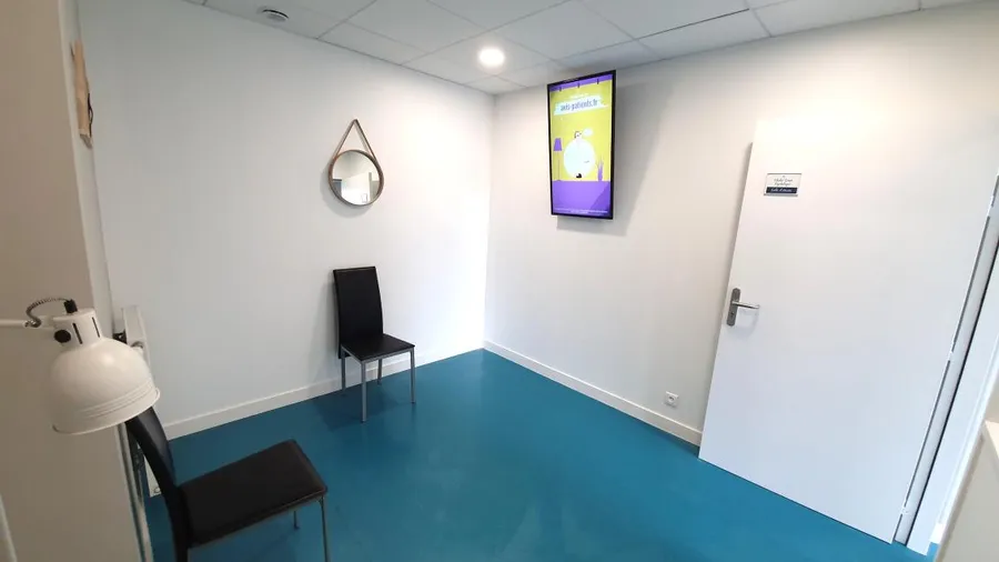 Écran d’affichage dynamique installé en salle d’accueil