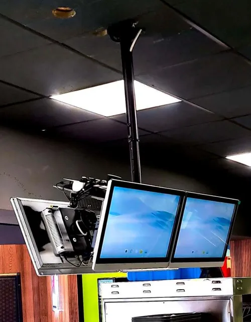 Double écran suspendu, installation technique en cuisine