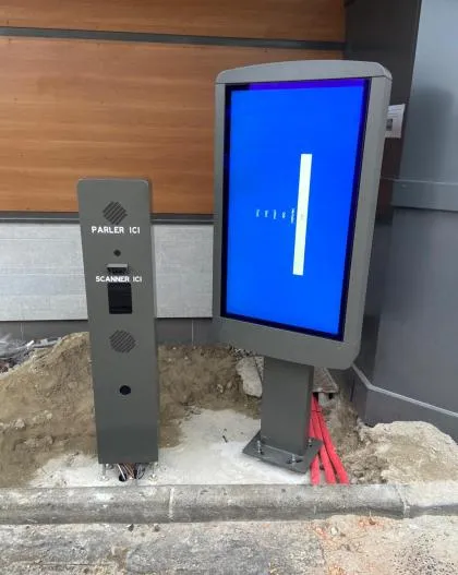 Totem d'accueil extérieur avec interphone