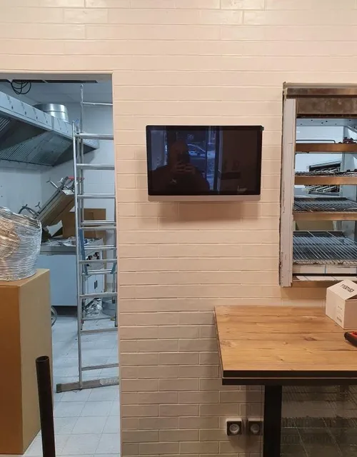 Installation d'un écran mural en cuisine professionnelle