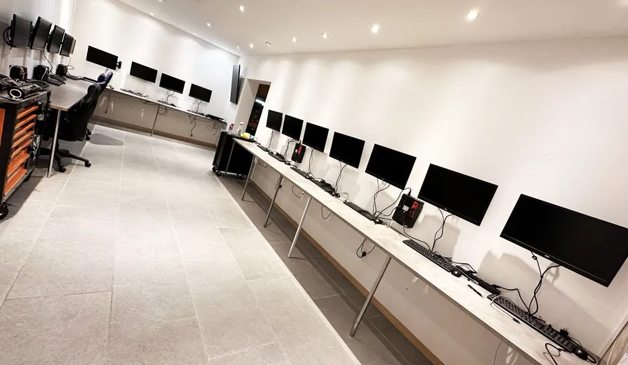 Laboratoire de préparation iTEC : rangées de postes prêts pour la masterisation