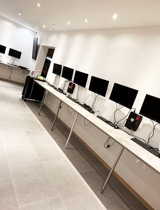 Laboratoire de préparation iTEC : rangées de postes prêts pour la masterisation
