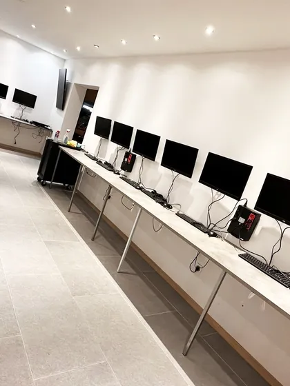 Laboratoire de préparation iTEC : rangées de postes prêts pour la masterisation