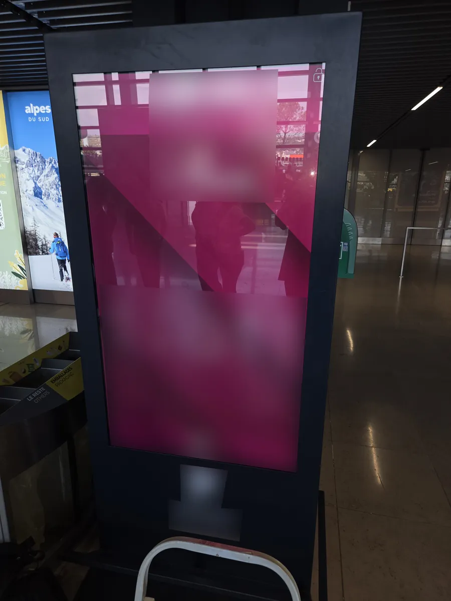 Totem d’affichage dynamique installé en hall de gare