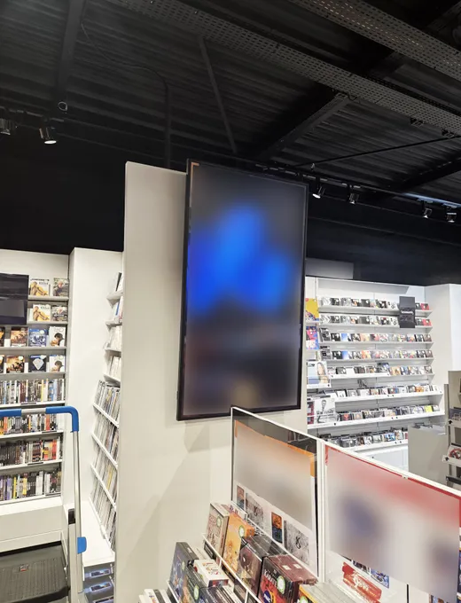 Mur d'images 3×3 déployé en salle de conseil