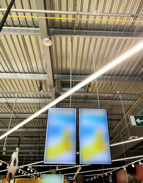 Écrans d'affichage dynamique suspendus en grande surface