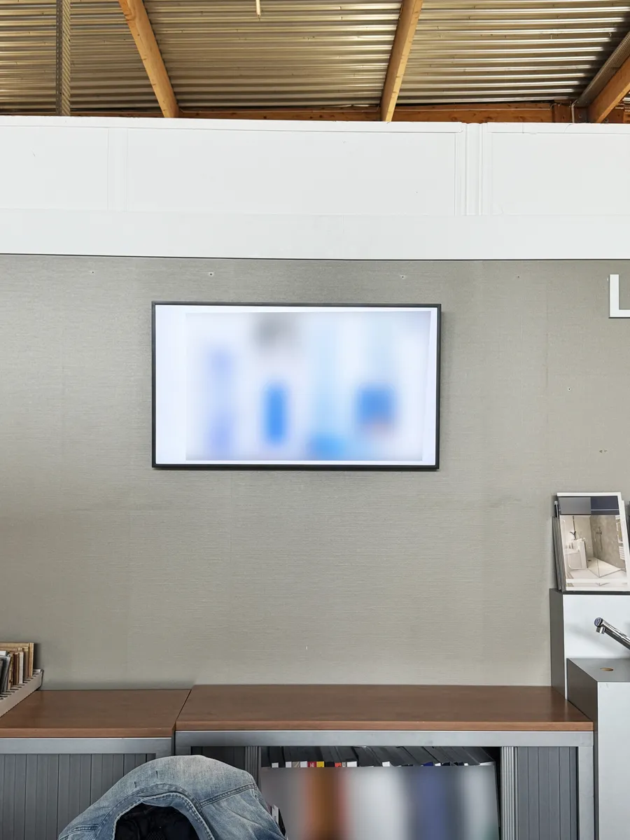 Écran d’affichage dynamique mural en showroom