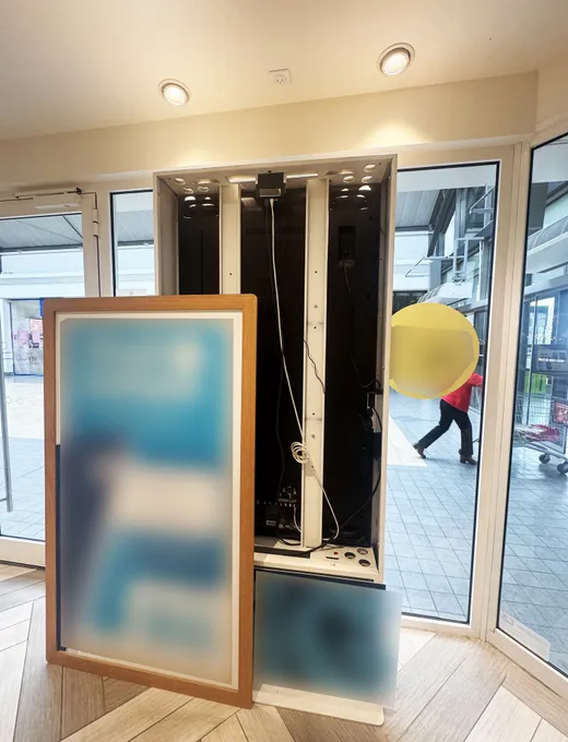 Câblage d'un totem d'affichage en galerie marchande