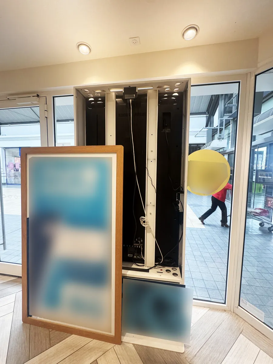 Câblage d’un totem d’affichage en galerie marchande