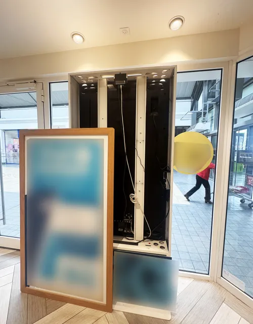 Câblage d'un totem d'affichage en galerie marchande